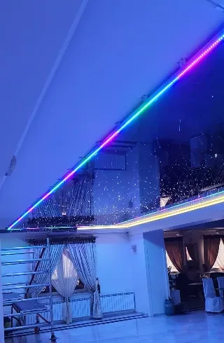 Zdjęcie przedstawia sufit napinany z podświetleniem